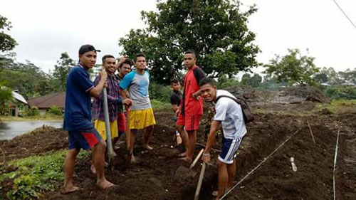 Ini Motivasi Pastor Anton Kepada OMK Robo Saat Tanam Sayur