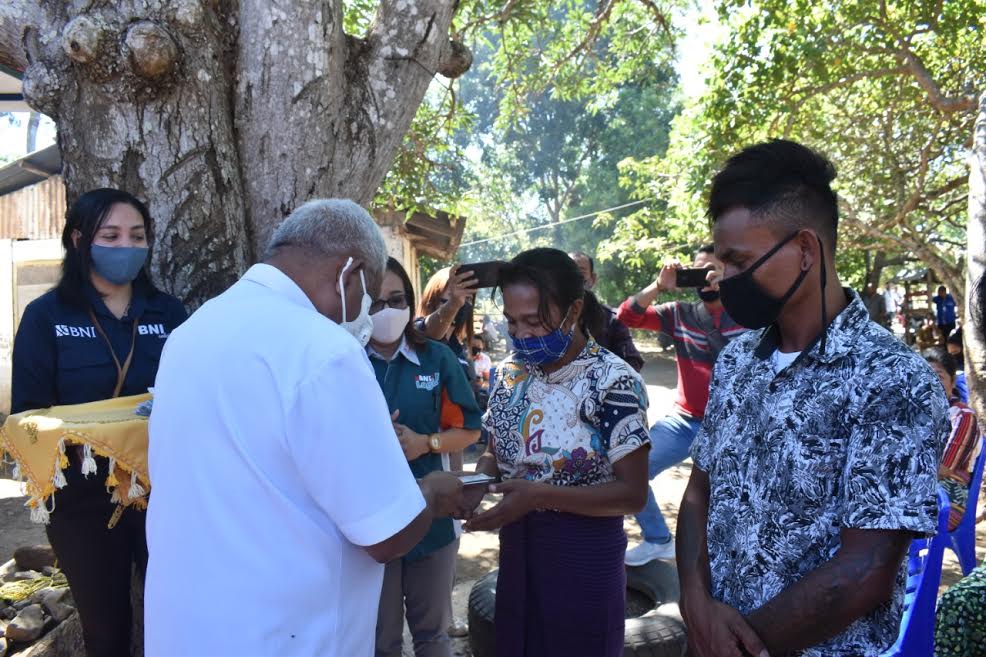 Wabup Belu, Ose Luan Serahkan Bantuan Kepada KPM Desa Tukuneno