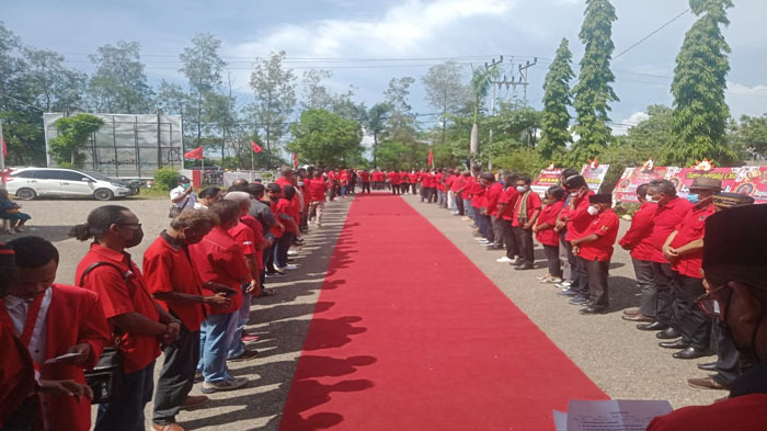 Kader PDIP NTT Beri Penghormatan Terakhir kepada Frans Lebu Raya