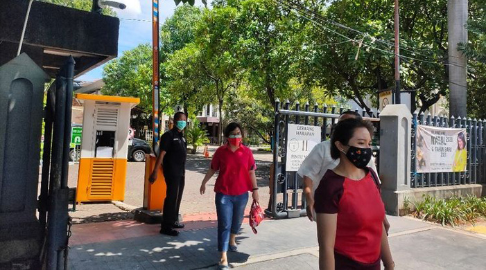 Pandemi Covid-19 Tak Surutkan Niat Umat Kristiani Ikuti Misa Natal di Gereja Katedral