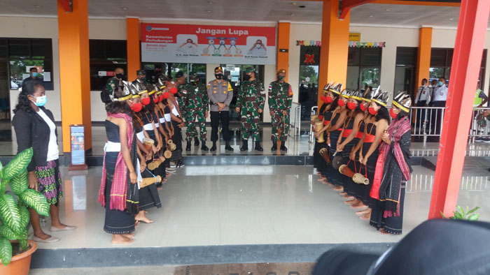 Pangdam Udayana Disambut dengan Tarian Likurai Saat Tiba di Belu