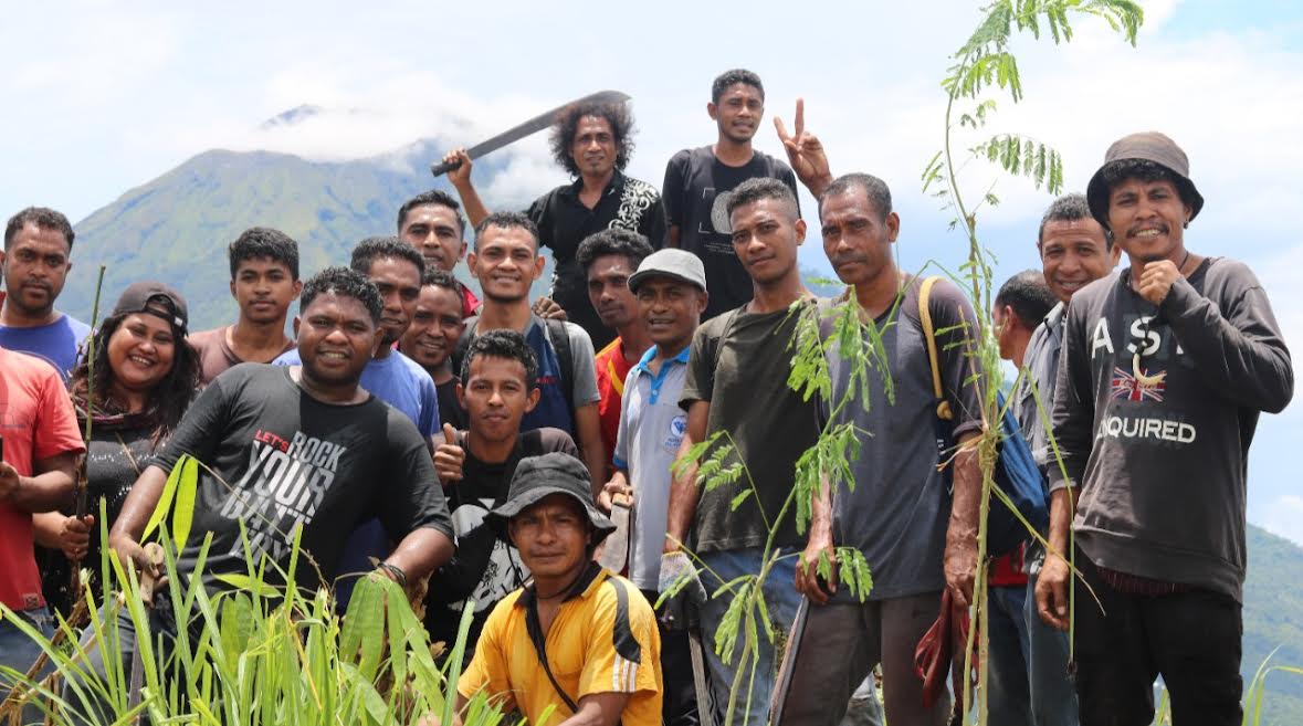 Aksi Sosial Warga Desa Tuwagoetobi Adonara Flotim Sambut Pesta Intan SDK Honihama