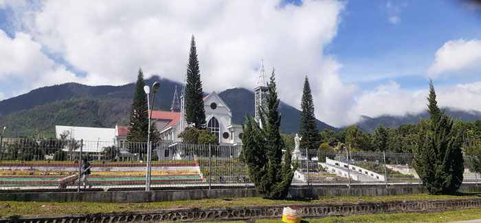 panitia-tabhisan-uskup-ruteng-adakan-pameran-pentas-seni-budaya-di-halaman-gereja-katedral-ruteng.jpg