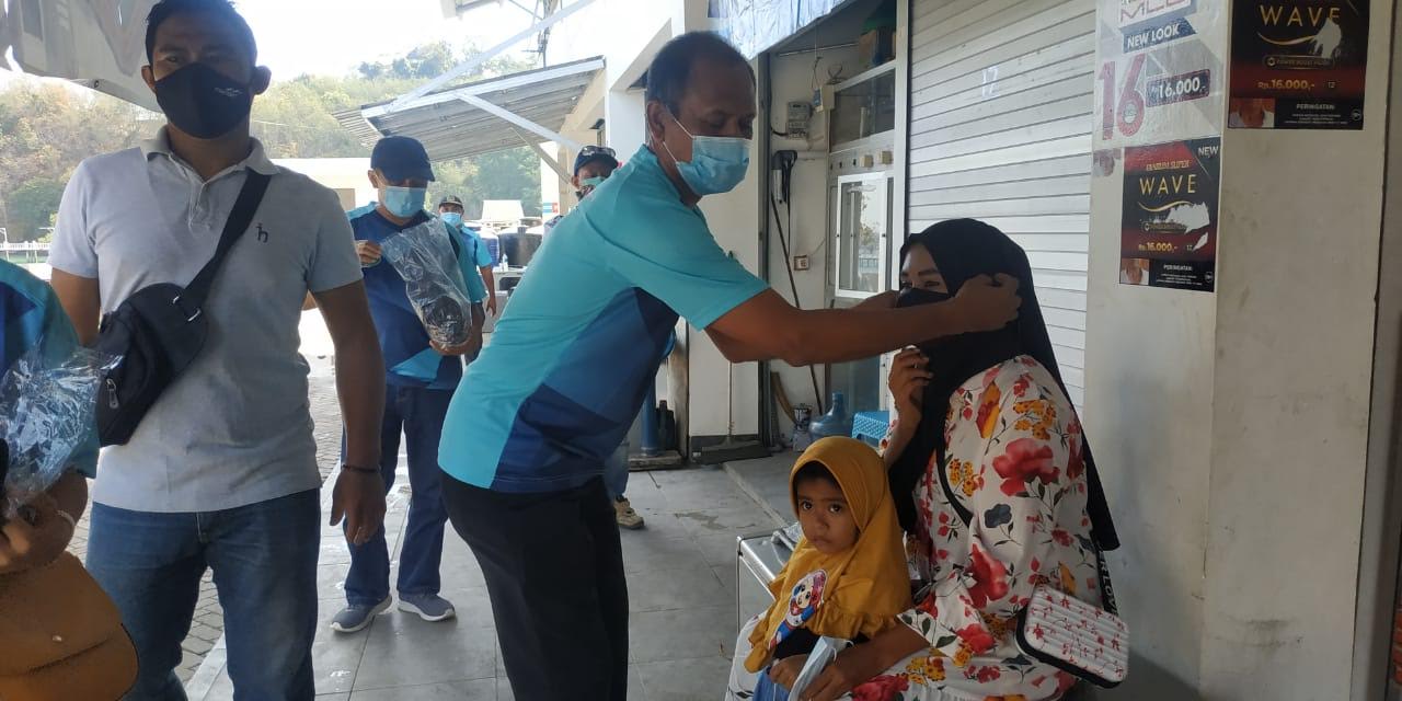 Sambut Pelaksanaan Turnamen Bulu Tangkis, PBSI Mabar Bagikan 5 Ribu Masker di Labuan Bajo