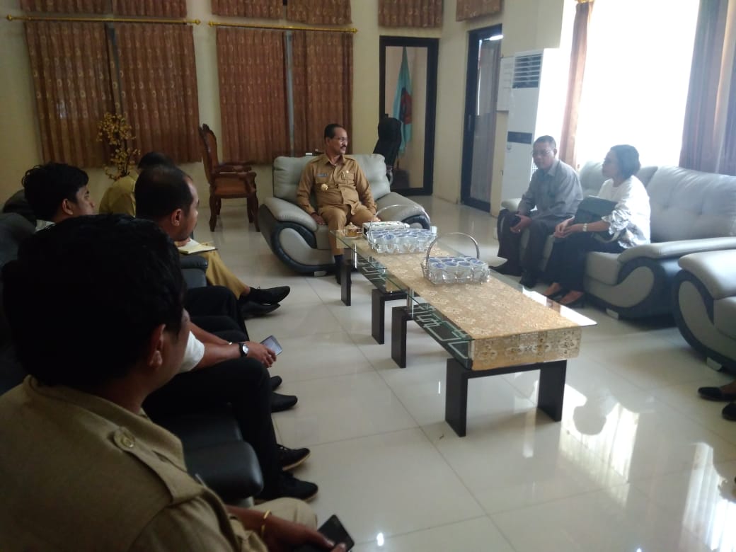 Lima Komisioner KPU Sumba Tengah Mengunjungi Bupati Sumba Tengah