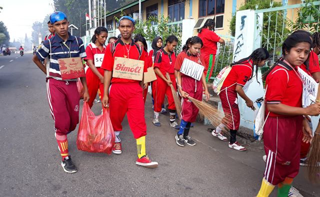 Mahasiswa Baru Kampus IKTL Larantuka Bersihkan Sampah di Kompleks Pertokoan