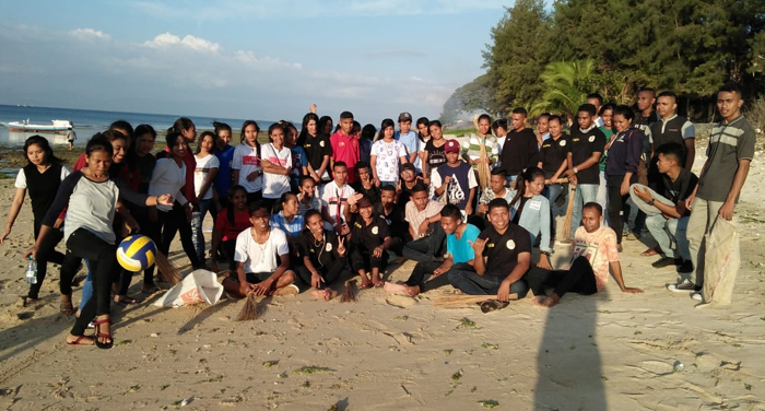 para-mahasiswa-stipas-kak-seusai-bersih-bersih-di-pantai-pasir-panjang_20181028_115229.jpg