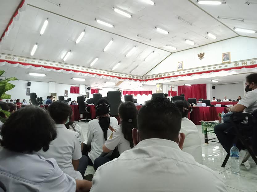 para-nakes-saat-beraudiensi-di-dprd-kota-kupang-tentang-kejelasan-tpp-yang-belum-dibayar.jpg
