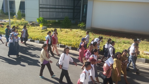 Ratusan Orangtua dan Siswa SMA/SMK Datangi Kantor Gubernur NTT