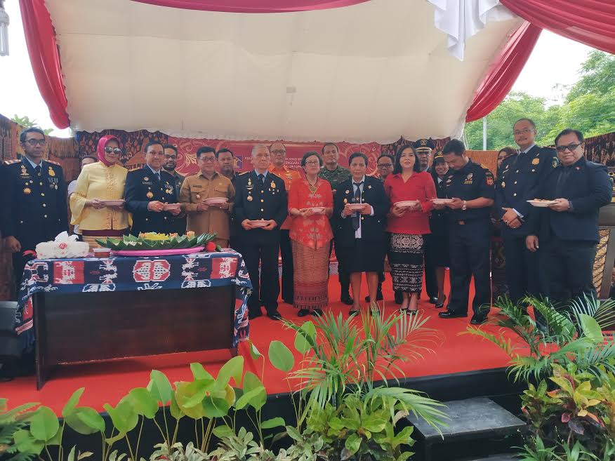 Syukuran Peringatan Hari Bhakti Imigrasi, Kakanwil Kemenkumham NTT dan Kakanim Berbalas Pantun