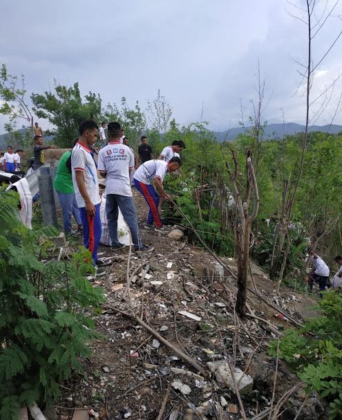 Tanggapi Himbauan Gubernur NTT Tentang Sampah, SMK Stella Maris Bersihkan Spot Wisata Bukit Cinta