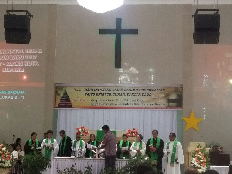 para-pendeta-berada-di-atas-altar-saat-syukuran-natal_20170120_194109.jpg