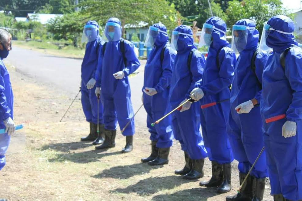 Berpakian 'Astronot' Gugus Tugas Covid-19 Bangka Kantar, Matim Semprot Disinfektan di Rumah Warga