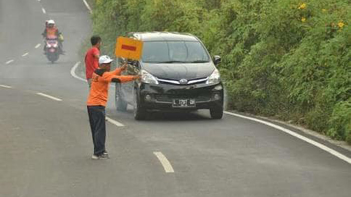 para-relawan-berjaga-di-pinggir-jalan-untuk-mengingatkan-pengemudi-mobil-di-malang_20180123_113358.jpg