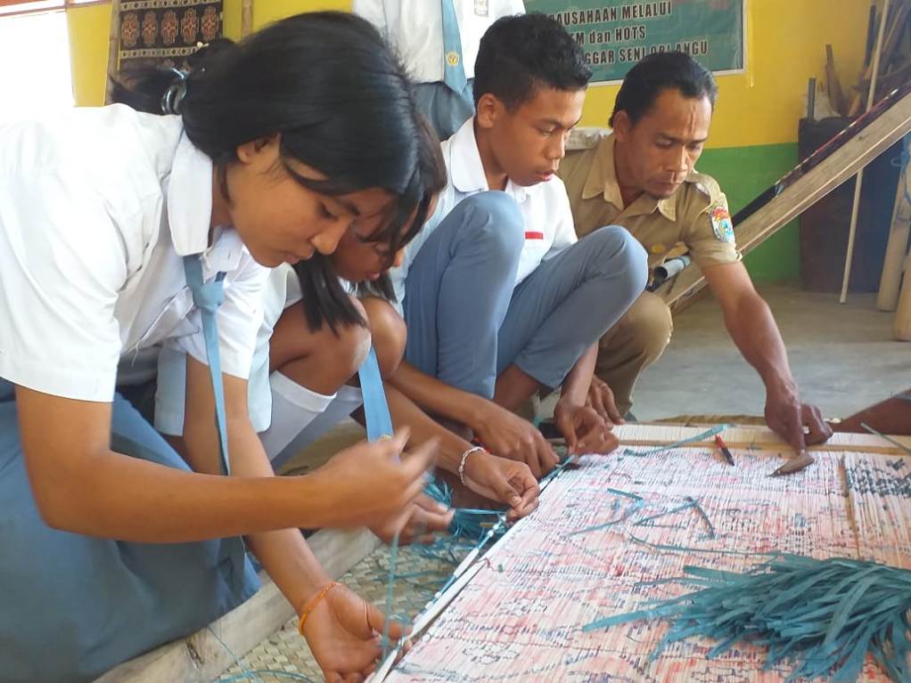 para-siswa-sma-negeri-kambera-dilatih-membuat-kain-tenun-ikat-sumba-timur.jpg