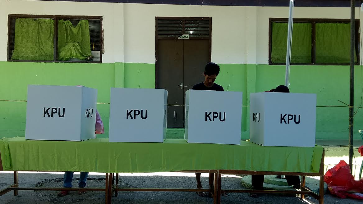 para-warga-melakukan-pencoblosan-di-tps-03-kelurahan-bonipoi.jpg
