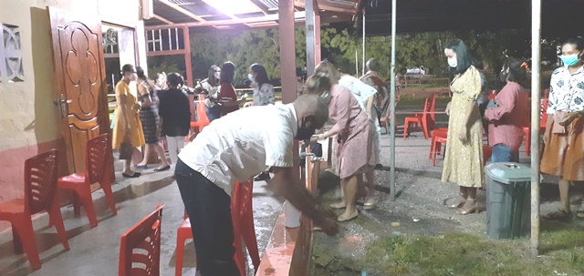 Ikut Misa, Umat Paroki Tambolaka, SBD Wajib Cuci Tangan Dan Ukur Suhu Badan, Simak INFO