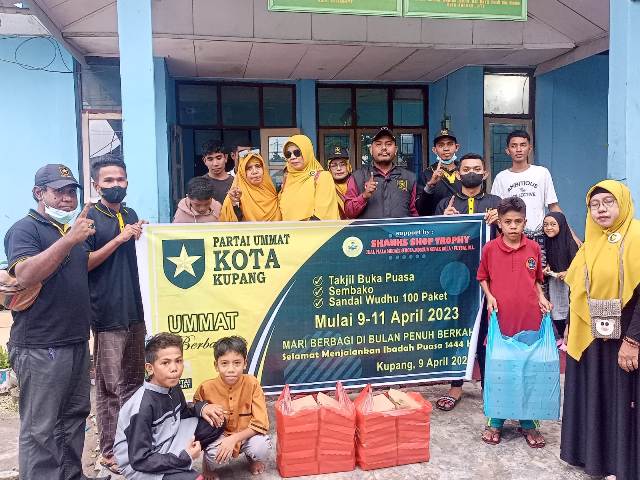 Partai Ummat Berbagi Takjil Dengan Pengendara dan Panti Asuhan di Kota Kupang