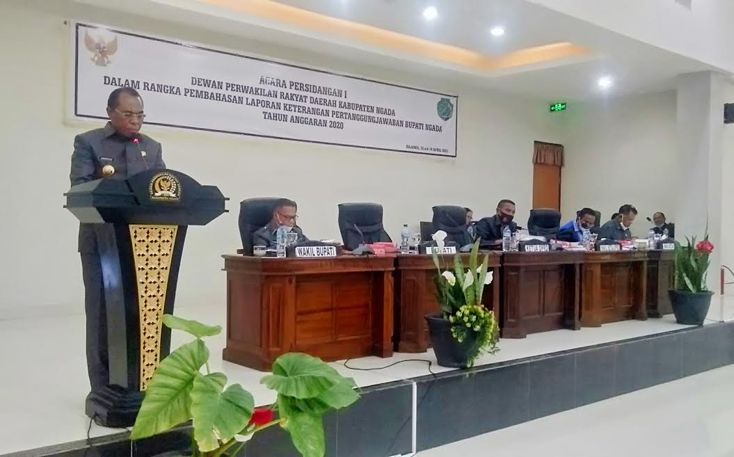 paru-andreas-saat-menyampaikan-lkpj-di-ruang-sidang.jpg