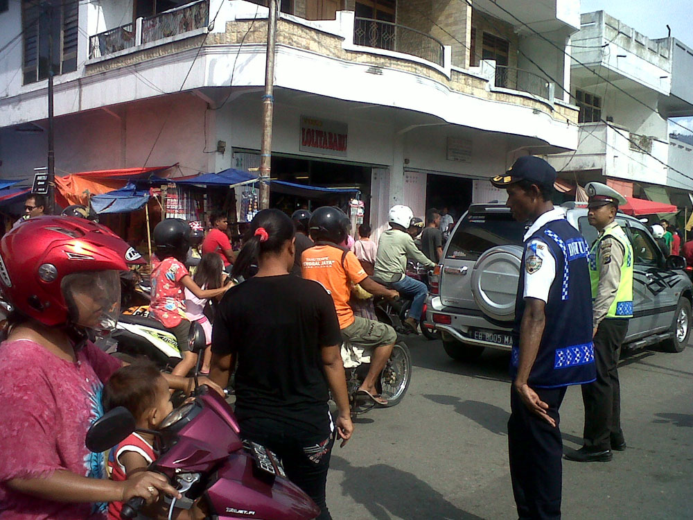 pasar-mbongawani-ende-macet_20151224_113550.jpg