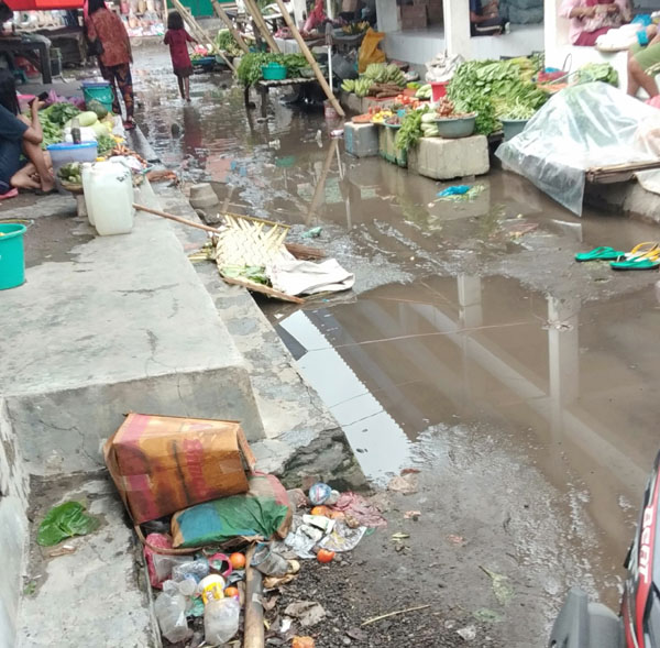 Sampah Berserakan Di Pasar Wolowona