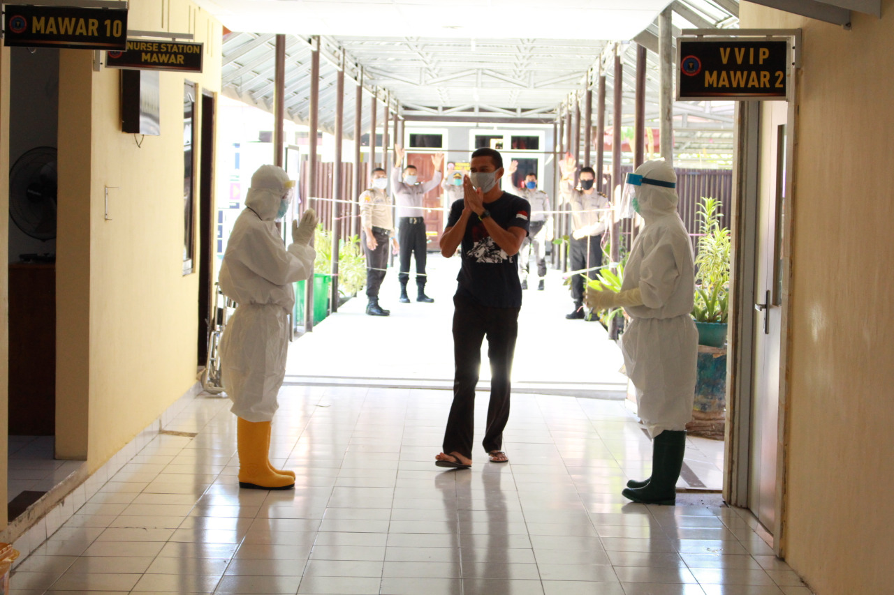 Dinyatakan Sembuh, Pasien Positif Covid-19 RSB Kupang Dilepas Tim Medis dengan Standing Aplaus