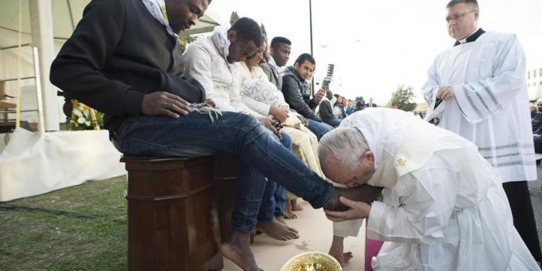 Di Kamis Putih, Paus Fransiskus Basuh Kaki Migran Muslim