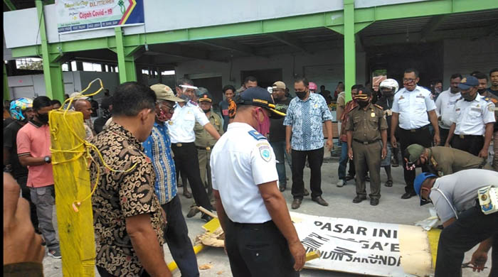 VIDEO - Pedagang dan Pembeli Pasar Mbongawani Ende Heboh Satpol PP Cabut Pagar dan Papan Nama