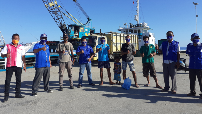 Buruh Pelabuhan Weekelo dan Sopir Truk Berebutan Masker, Ini Anggota DPRD Baik Hati yang Membaginya