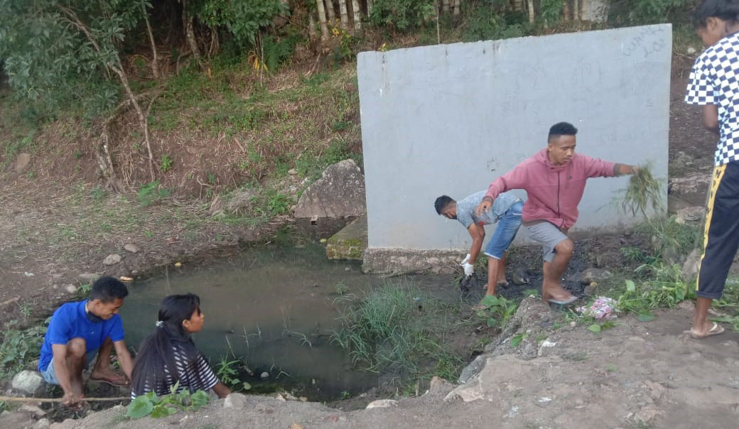 Peduli Lingkungan Mahasiswa Pelajar Desa Nualain Bersihkan Sumber Air