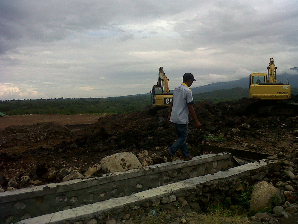 Alat Berat Sementara Menggusur Natas Lehong