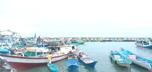 pelabuhan-tpi-oeba-suasana-di-kolam-labuh-pelabuhan.jpg