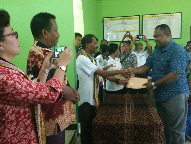 pelaksana-tugas-plt-bupati-sikka-drs-paolus-nong-susar_20180407_160256.jpg