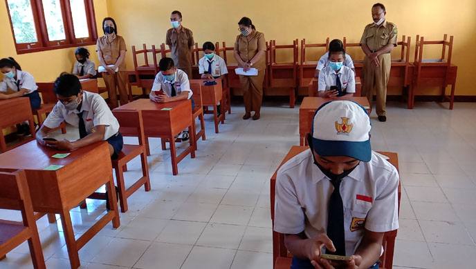 pelaksanaan-uas-di-smpn-4-langke-rembong-gunakan-daring-30-persen-soal-berbasis-akm.jpg