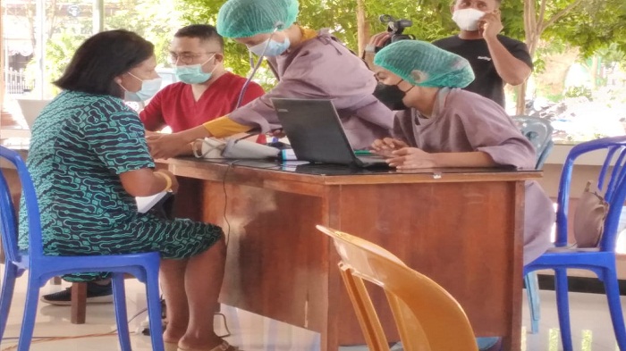 RS Carolus Borromeus Dukung Paroki St Yoseph Naikoten Gelar Vaksin untuk 109 Umat.