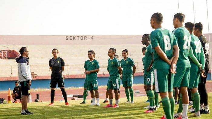 pelatih-persebaya-aji-santoso-pelatih-persebaya-surabaya-memberi-arahan-ion.jpg