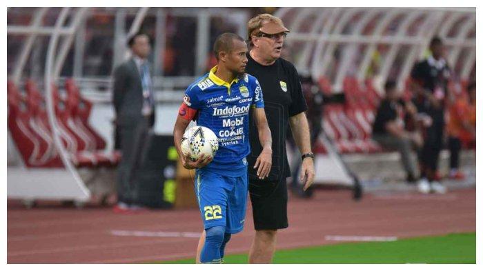 pelatih-persib-bandung-robert-alberts-memberikan-instru.jpg