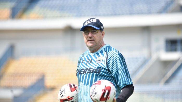 pelatih-persib-bandung-robert-alberts-pada-latihan-hari-ketiga-di-stadion-gelora.jpg