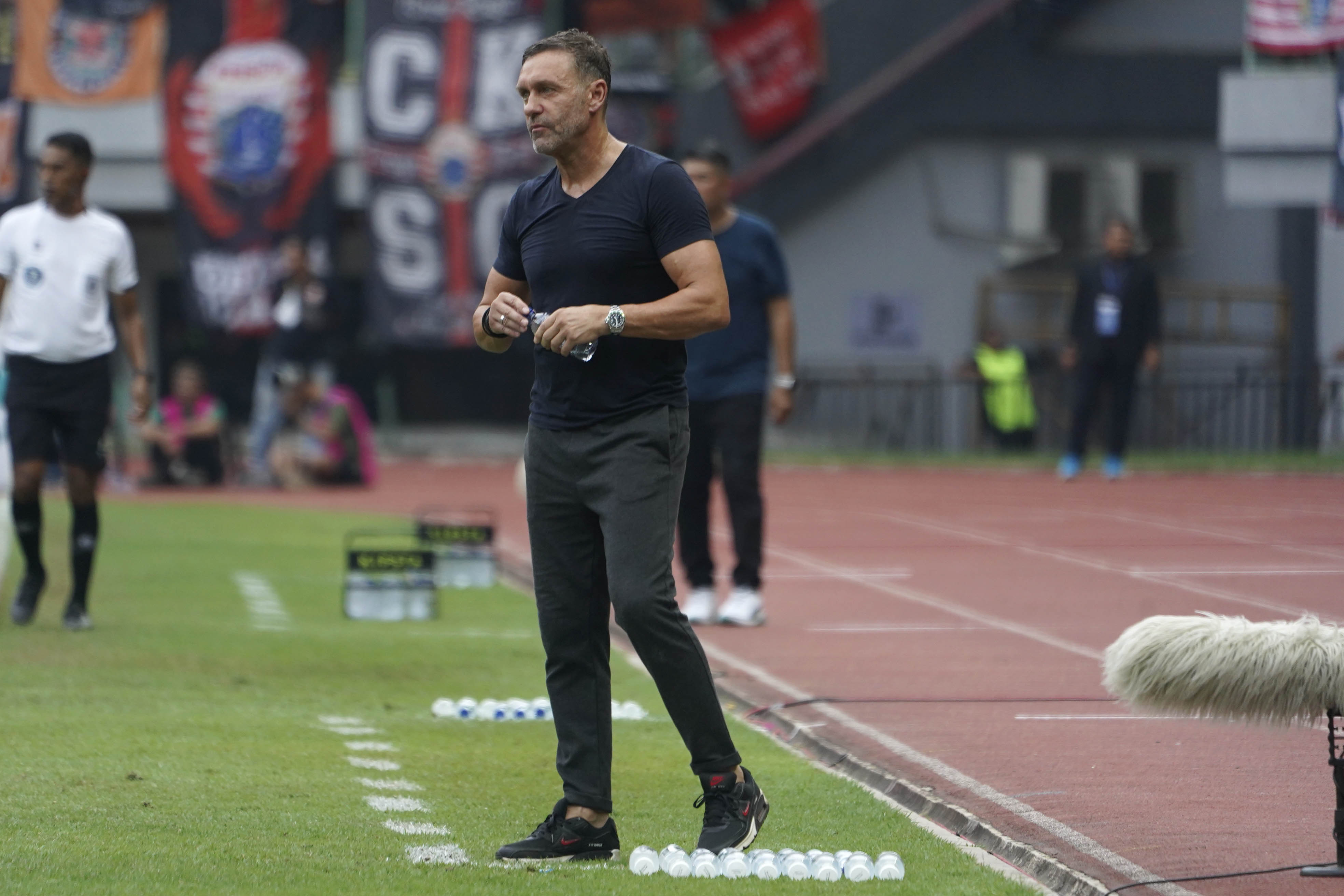 pelatih-persija-jakarta-thomas-doll-saat-mengawasi-latihan.jpg