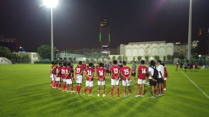 pelatih-timnas-indonesia-shin-tae-yong-memberikan-pengarahan-kepada-timnas-indon.jpg