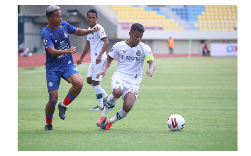 pemain-arema-fc-dendi-santoso-dan-kapten-tira-persikabo-manahati-lestusen.jpg