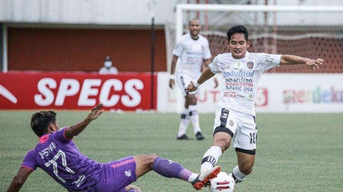 pemain-bali-united-gelandang-bali-united-kadek-agung-saat-berusaha-melewati-irs.jpg