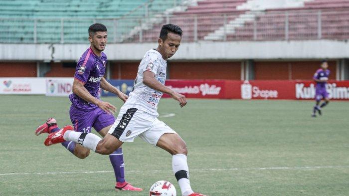 pemain-bali-united-m-rahmat-berusaha-melindungi-bola-dari-pemain-p.jpg