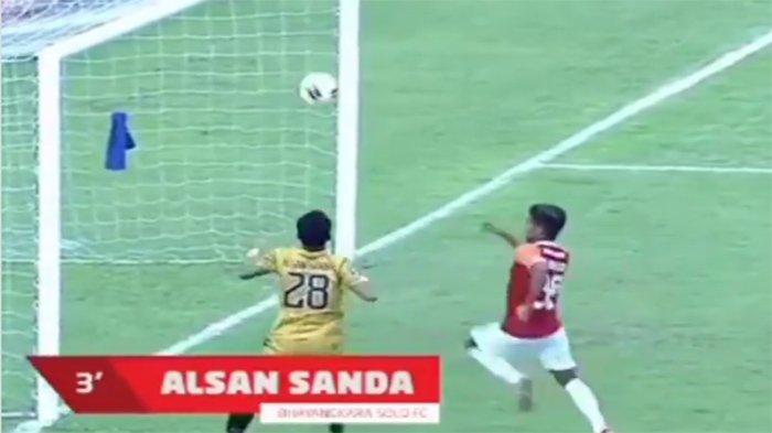 pemain-bhayangkara-saat-mencetak-gol.jpg