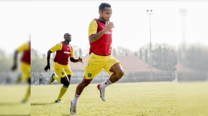 pemain-persebaya-surabaya-saat-berlatih-di-stadion.jpg