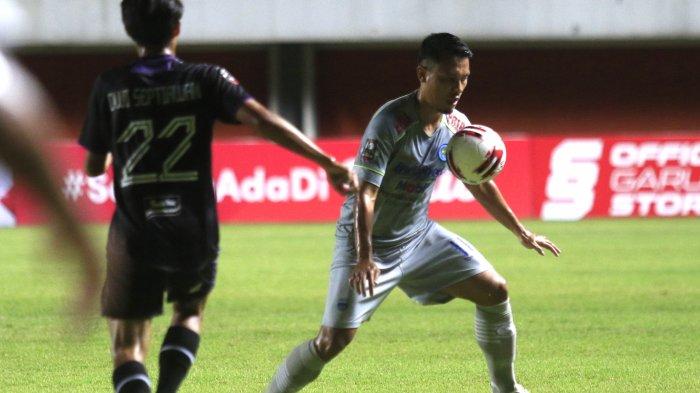 pemain-persib-bandung-dedi-kusnandar-kanan-melindungi-bola-d.jpg