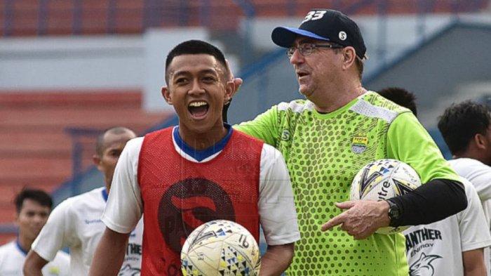 pemain-persib-febri-hariyadi-saat-bercanda-dengan-pelatihnya.jpg
