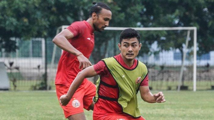 pemain-persija-jakarta-sedang-tampil-dalam-internal-game.jpg