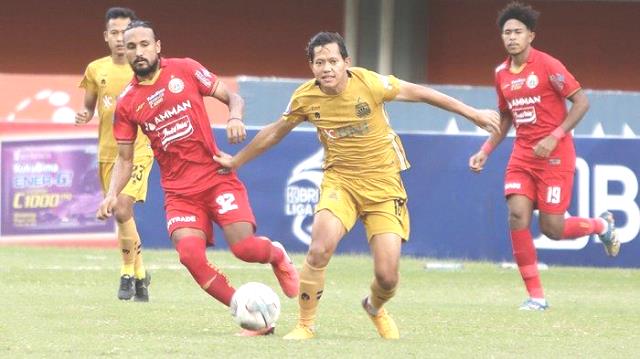 pemain-persija-rohit-chand-kiri-gelandang-bertahan-persija-jakarta-berebut-bola-denga.jpg