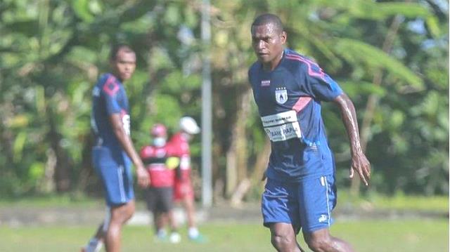 pemain-persipura-jayapura-yustinus-pae-kapten-persipura-jaya-k.jpg